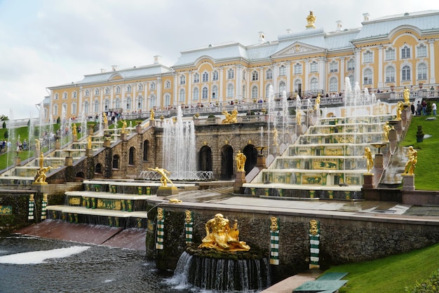 PETERGOF RÚSSIA 20 de agosto de 2022 o território do palácio e complexo de parques Peterhof Grand Palace Grand Cascade Sea Canal e Fonte de Sansão