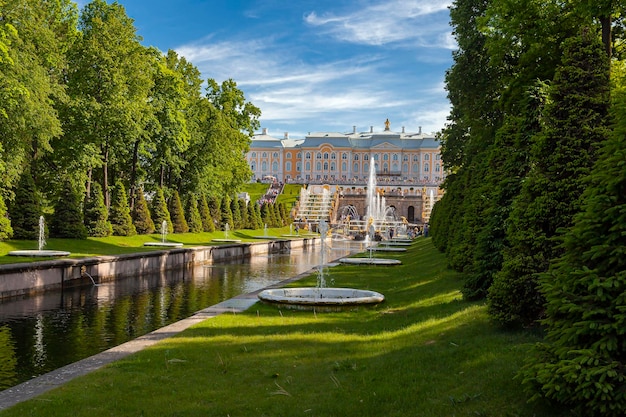 Peterhof-Palast der Samson-Brunnen und der Meereskanal