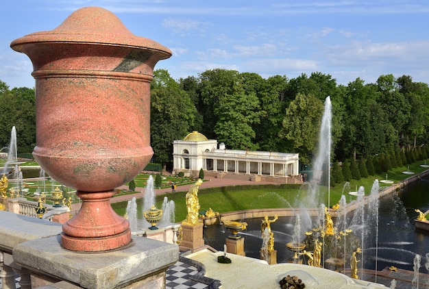 Peterhof Sankt Petersburg Nischni Park Eine große Wasserkaskade eine Granitvase auf der Terrasse