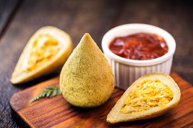 Petisco brasileiro, croquete de frango frito, chamado coxinha de frango, comida típica brasileira de boteco