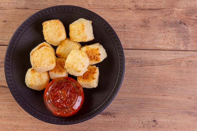 Petisco brasileiro de tapioca à base de queijo de coalho e farinha de tapioca com geléia de pimenta