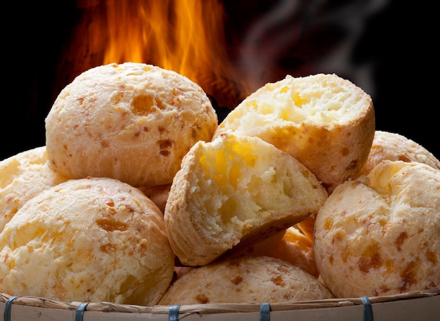 Petisco brasileiro, pão de queijo tradicional mineiro - pao de queijo