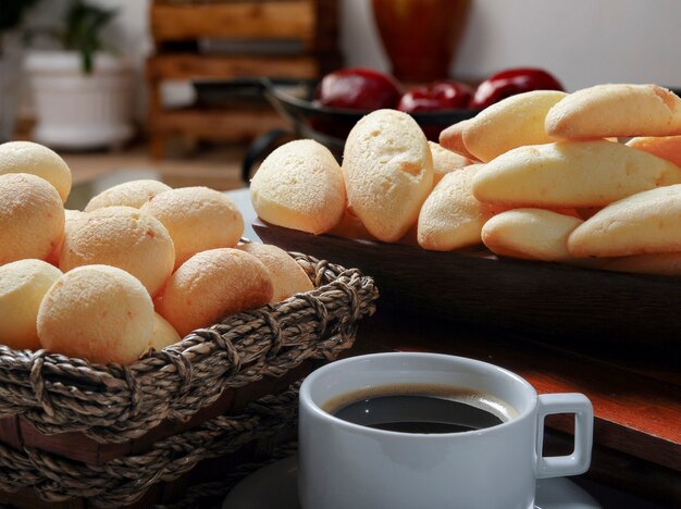 Petisco brasileiro, pão de queijo tradicional mineiro - pao de queijo