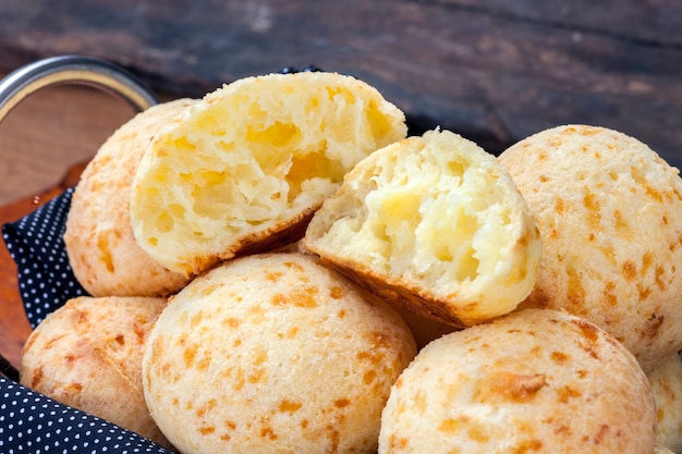 Foto petisco brasileiro, pão de queijo tradicional mineiro - pao de queijo