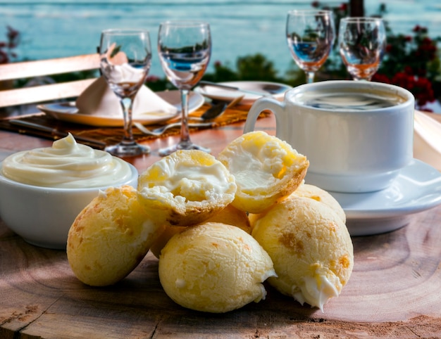 Petisco brasileiro, pão de queijo tradicional mineiro - pao de queijo