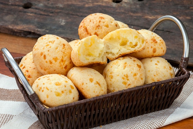 Petisco brasileiro, pão de queijo tradicional mineiro - pao de queijo