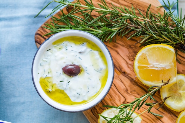 Petisco grego típico composto por molho tzatziki com azeitonas de pepino e pão