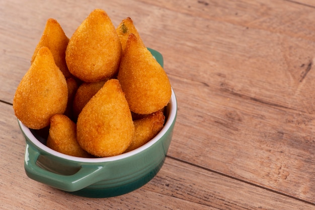 Foto petisco tradicional brasileiro frito recheado com frango.