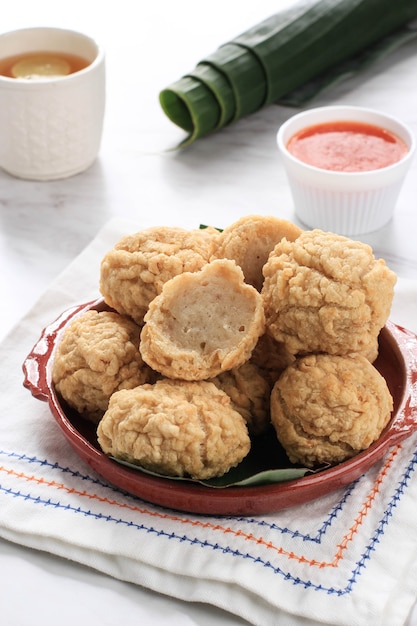 Petiscos da Indonésia: Bakso Goreng ou Almôndega Frita. Feito de Frango, Carne ou Camarão com Farinha. Servido com Molho Picante