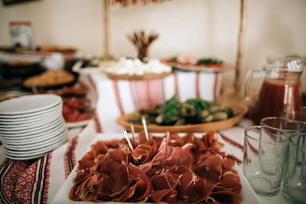 Foto petiscos de carne em uma cerimônia de casamento em um restaurante x9