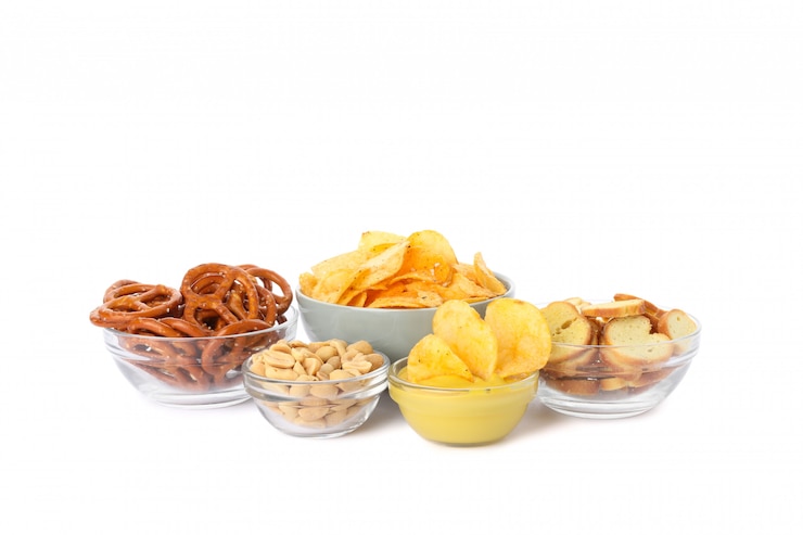 Foto petiscos de cerveja, batata frita crocante, nozes, isolados no branco, espaço para texto