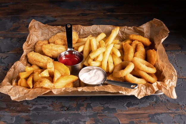 Petiscos de cerveja salgadinhos de cerveja fritas em um fundo de madeira