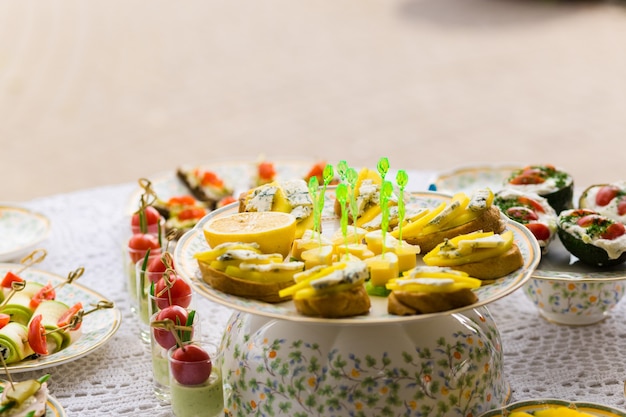 Petiscos deliciosos na mesa de recepção de casamento em restaurante luxuoso ao ar livre