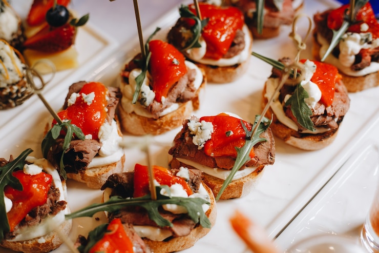 Foto petiscos e aperitivos de catering lindamente decorados