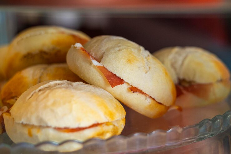 Foto petiscos e aperitivos tapas espanholas no balcão do bar sanduíche de pão redondo com delicioso presunto