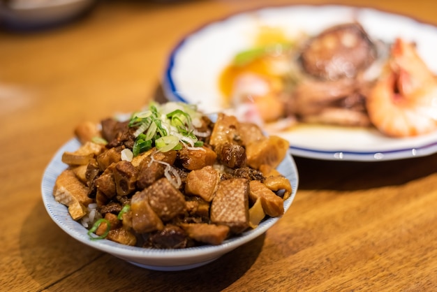 Petiscos taiwaneses de carne de porco chinesa com frutos do mar com arroz na mesa
