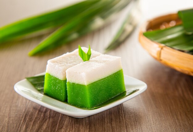 Petiscos tradicionais da Malásia da cultura Peranakan Kuih Talam feitos de folha de pandan e coco