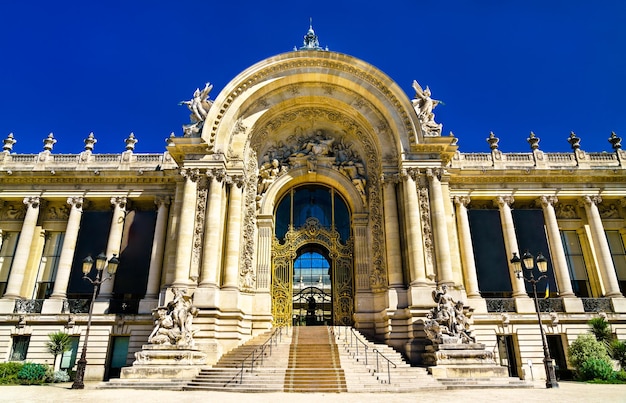 El petit palais un museo de arte en parís francia