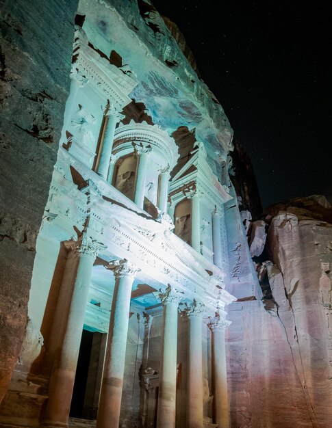 Petra colorida por la noche en AlKhazneh o el Tesoro Petra Wadi Musa Jordania