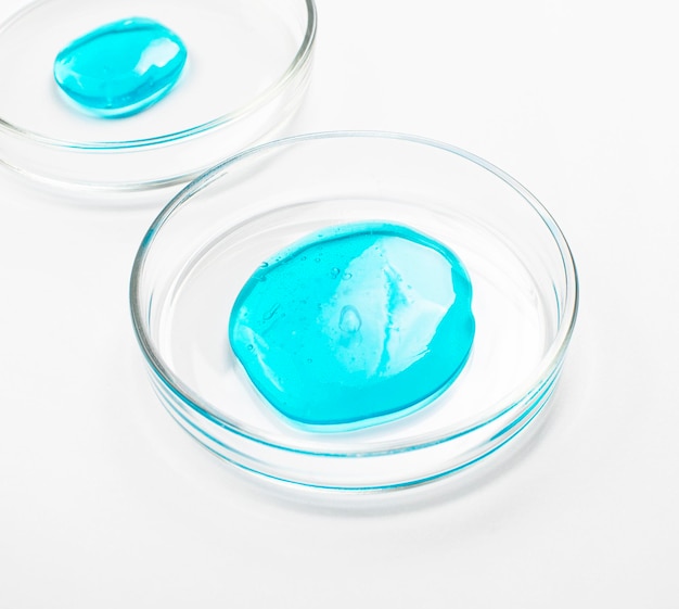 Petrischalen auf einem weißen Tisch Blue Gel Serum Oil Beauty-Produkt Naturmedizin Kosmetikforschung Biowissenschaften Das Konzept der Hautpflege und Analyse Dermatologie