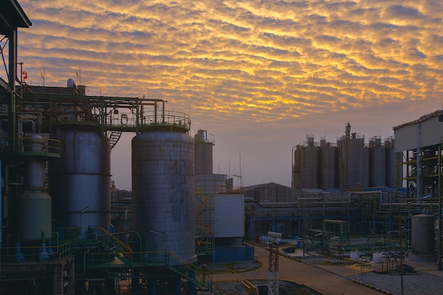 Petrochemische Industrieanlage auf Himmelssonnenunterganghintergrund, Herstellung der Erdölindustrie