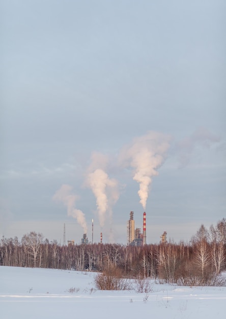 Petrochemische Industriefabrik der Schwerindustrie, Stromraffinerieproduktion mit Rauchverschmutzung. Dicker Rauch kommt aus dem Schornstein der Fabrik. Rauch Smog Emissionen schlechte Ökologie Luftaufnahmen