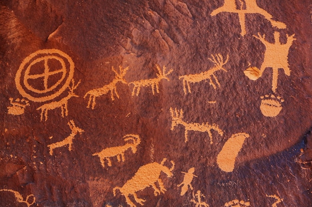 Petroglifos en roca de periódico en el parque nacional Canyonlands, Utah