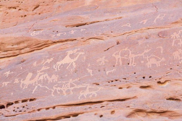 Petroglyphen und die Textur der Wände in einer Schlucht, Sinai-Wüste, Sinai-Halbinsel, Ägypten