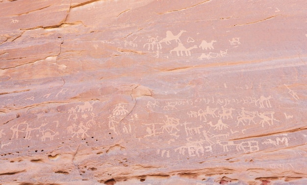 Petroglyphen und die Textur der Wände in einer Schlucht, Sinai-Wüste, Sinai-Halbinsel, Ägypten