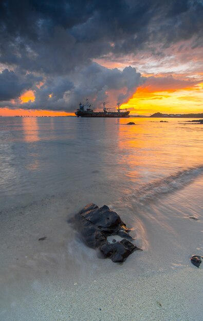 petroleiro no lindo nascer do sol na ilha Batam