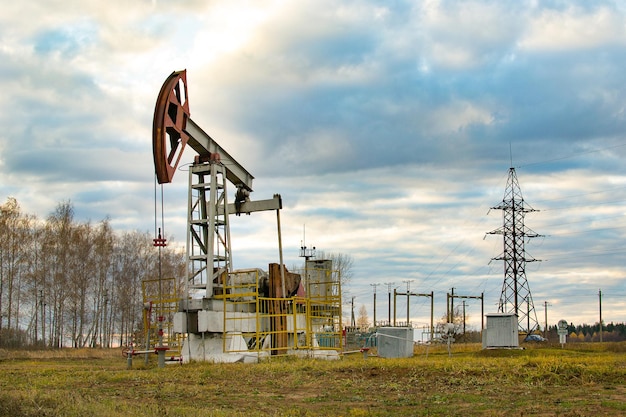 Petróleo meciéndose en el campo en el otoño. Rusia. república de baskortostán. Rosneft, Bashneft, fondo de cielo azul en verano