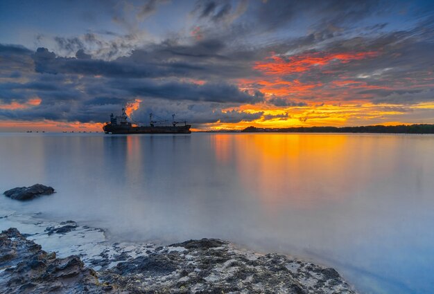 Petrolero al hermoso amanecer en la isla de Batam