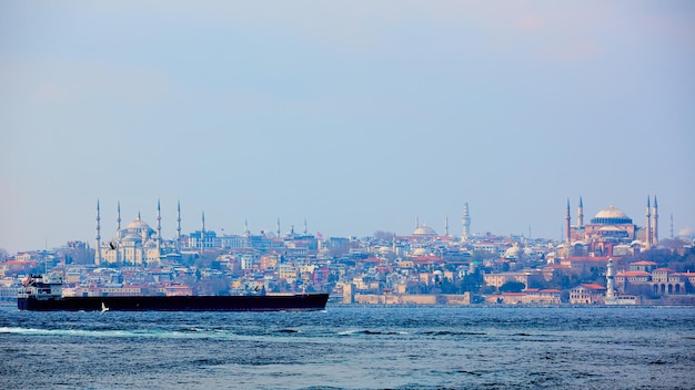 Petrolero en el Bósforo con la Ciudad Vieja de fondo Hagia Sophia