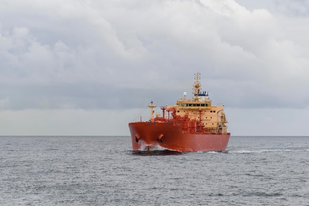 Petrolero en el mar Buque de carga con casco rojo navegando