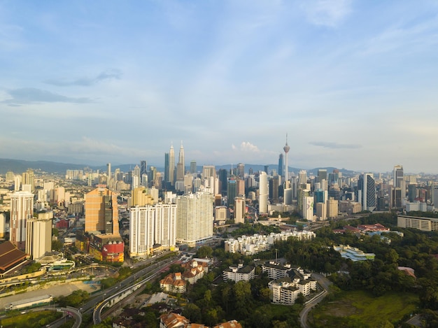 Petronas-Türme inmitten des Stadtbildes gegen den Himmel