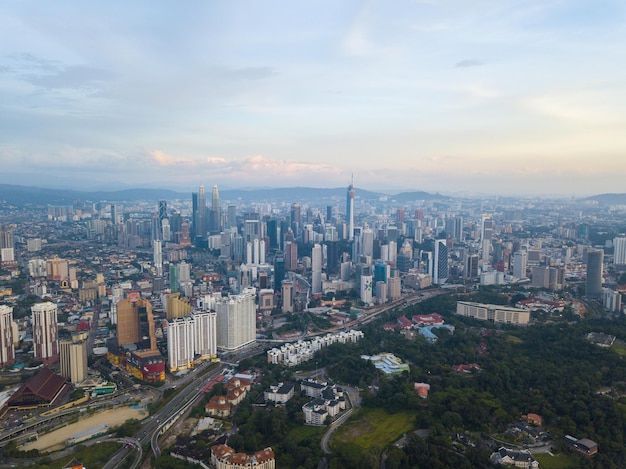 Petronas-Türme mitten im Stadtbild gegen den Himmel bei Sonnenuntergang