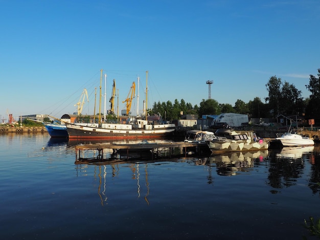 Petrosawodsk Russland 10. Juli 2021 Hafen mit Frachtkränen und Schiffen Vergnügen Holzyachten und Boote Industriegebäude Lake Onega Karelien Seeverkehr und touristisches Thema Der Abend