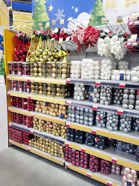 Petrozavodsk, rússia - 3 de novembro de 2021: brinquedos de natal à venda no mercado, loja. preparando-se para a véspera de natal, festa de ano novo.