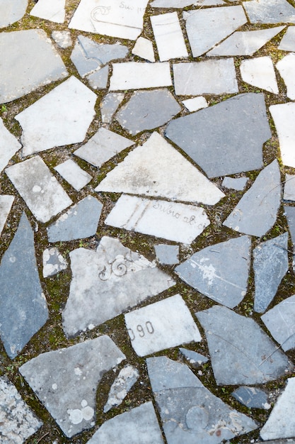 Pfad aus Grabsteinen von einem Friedhof