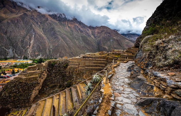 Pfad und Leiter auf dem Hintergrund von Ollantaytambo