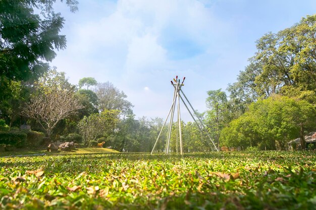 Pfadfindercampingplatz Ein typischer Campingplatz Pfadfinderkonstruktion mit Stangen und Seilen Detail einer Pfadfinderkonstruktion Holzgriff eines Pfadfindersets mitten im Gras