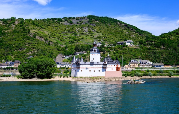 Pfalzgrafenstein famoso peaje Castillo Pfalz en la isla de Falkenau Burg Gutenfels el río Rin Medio Rhein Mittelrhein Poscard ver Kaub RenaniaPalatinado RheinlandPfalz Alemania UNESCO