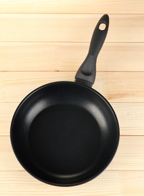 Pfanne auf Holztisch
