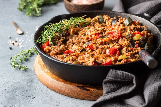 Pfanne italienische Sauce Bolognese mit Thymian