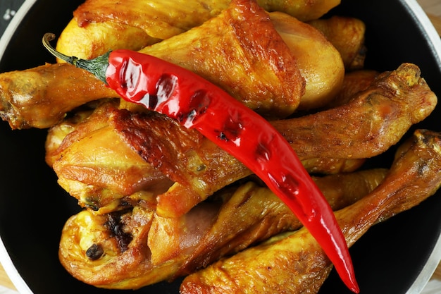 Pfanne mit Brathähnchen-Drumsticks