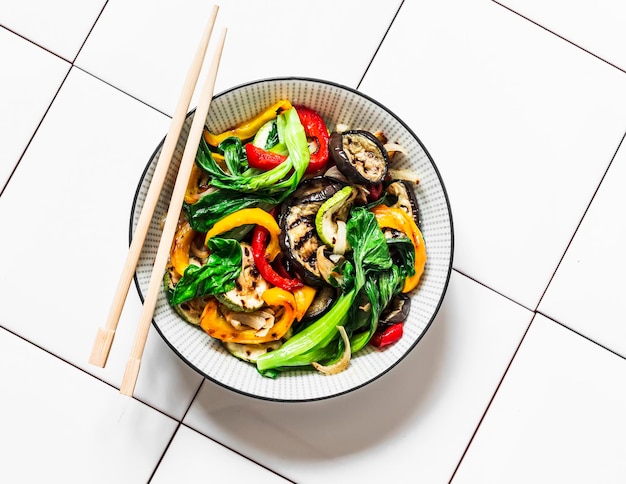 Pfannengemüse nach asiatischer Art Schnell gebratenes Wok-Gemüse Pak Choi Auberginen Paprika Zucchini