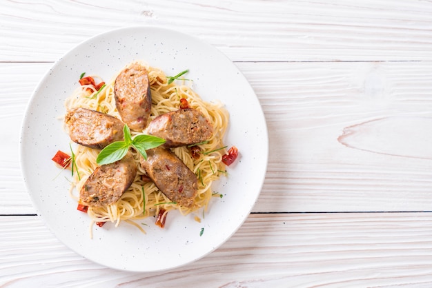 Pfannengerührte Spaghetti mit Sai Aua (Notrhern Thai Spicy Sausage)