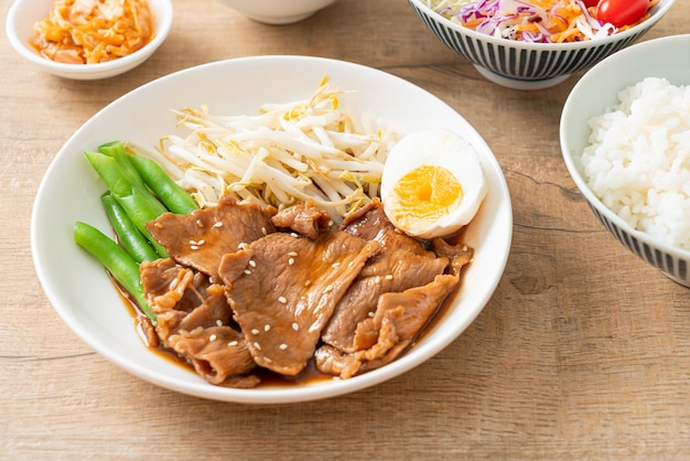 Pfannengerührtes Teriyaki-Schweinefleisch mit Sesam, Mungobohnensprossen, gekochtem Ei und Reis-Set - japanische Küche