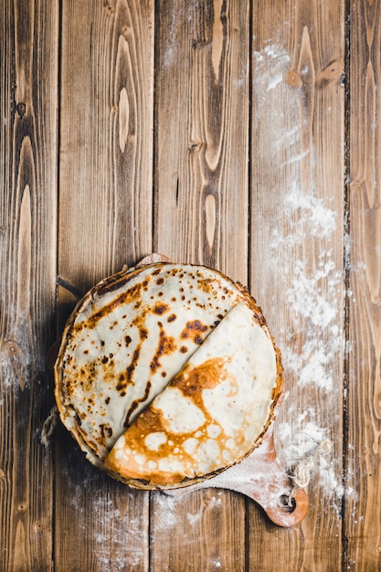 Pfannkuchen auf einem Holzbrett aus dem oberen Winkel