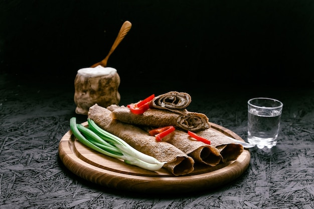 Foto pfannkuchen blinkt traditionelle gerichte dunkler hintergrund